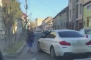 VIDEO. Noul cerşit la Satu Mare. Stă în faţa maşinii până primeşte bani!