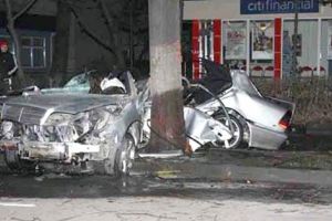 Tânăr mort în Mercedesul făcut zob