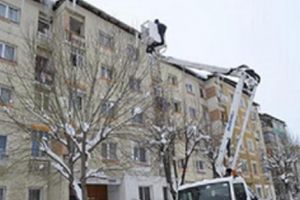 Ţurţuri daţi jos de pe blocuri