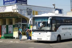 Staţie de microbuze în Bariera Bucureşti, pentru elevii care invata la liceele din zona