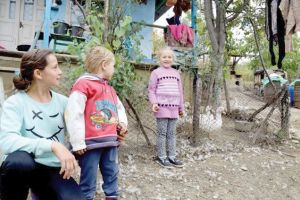 “Nu i-am neglijat pe niciunul şi îi port la şcoală cât pot eu de bine”: Povestea unei familii cu opt copii