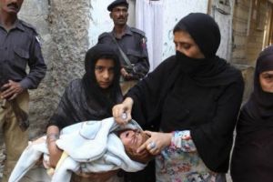 Două cadre medicale care administrau vaccinuri contra poliomielitei au fost ucise 