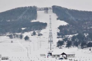 Stratul de zăpadă măsoară 15 cm la Bistriţa. De ce nu se deschide pârtia de pe Dealul Cocoşului
