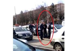 Un bărbat din Moreni a călcat cu maşina o poliţistă, ca să scape de amendă VIDEO