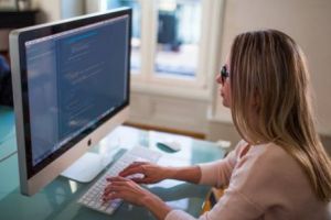 Programatorii au de ce să se BUCURE că VINE 1 FEBRUARIE