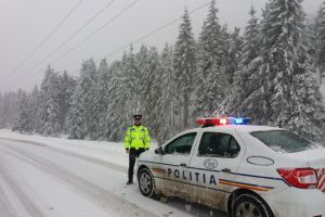 Administratori de drumuri sanctionati de politistii rutieri in timpul codurilor de vreme rea. Amenzi au fost aplicate si soferilor