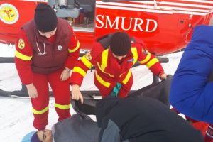 Interventie dificila in judetul Tulcea. O ambulanta a ramas inzapezita in timp ce intervenea in ajutorul unei tinere insarcinate. Femeia preluata de elicopterul SMURD (galerie foto)