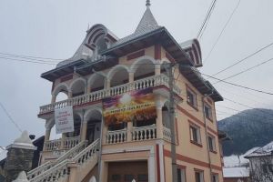 În căutarea mântuirii: Un român îşi vinde vila în schimbul a 100.000 de Biblii