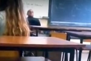 Scandalos: Un profesor de religie şi preot din Copşa Mică s-a masturbat în faţa elevilor (VIDEO)
