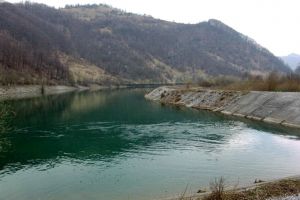 Trei persoane au ajuns la spital, după ce o maşină a plonjat în lacul de acumulare din Munteni