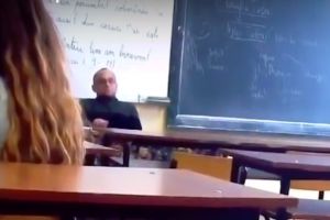 VIDEO – Profesor de religie filmat când se masturba în faţa elevilor la Copşa Mică