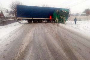 Un tir a derapat pe E 85, la Ratoş, împiedicând pentru scurt timp circulaţia rutieră în zonă