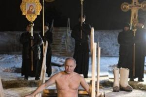 Putin a făcut baie GOL în apa ÎNGHEȚATĂ de Bobotează