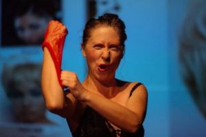 Reprezentaţie unică a spectacolului „Pe jumătate cântec” la Teatru 74!