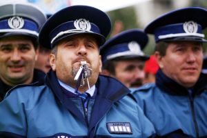 Din februarie 2018, mii de poliţişti vor beneficia de majorări salariale