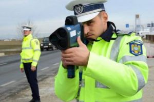 Politistii au oprit o masina care mergea cu 130 km/h in localitate! Socul avut in momentul in care au vazut cine se afla la volan