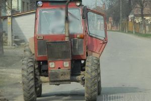 Întâmplare şocantă în Bihor: Un copil de 13 ani din satul Ferice, lăsat la volanul unui tractor pe şosea, a rănit grav o fetiţă de 5 ani!