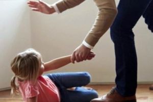 Caz cutremurător în Bihor: DGASPC a cerut decăderea din drepturile părinteşti a doi orădeni, pentru că şi-au abuzat şi neglijat copiii de 3 şi 4 ani