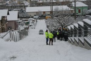 Pentru că nimeni nu a deszăpezit str. Colinei, o maşină a intrat într-o conductă de gaz (FOTO)