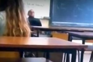 Scandalos: Un profesor de religie şi preot din Copşa Mică s-a masturbat în faţa elevilor, in timpul orei (VIDEO)