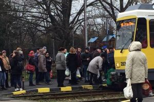 Accident în staţie: Un bărbat care a fugit după tramvai s-a împiedicat şi a ajuns sub mijlocul de transport