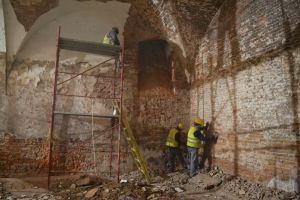 Au început lucrările de reabilitare a Palatului Baroc. Au fost scoase butoaiele depozitate de decenii în subsolului palatului (FOTO)