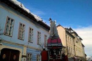 FOTO – Pompierii intervin de urgenţă pe Mitropoliei. Zăpada stă să cadă