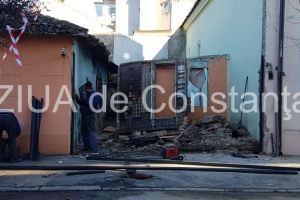 Un gard s-a prabusit la Constanta in timpul codului portocaliu de furtuna. O masina a fost avariata. Au inceput lucrarile de reparare a gardului