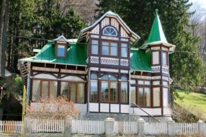 EXPLOZIE la pensiunea Bradet din Gura Diham. 10 turisti au fost evacuati