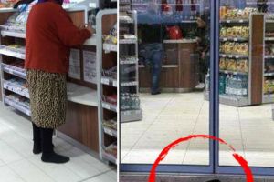 Cat bun simt au oamenii simpli, crescuti la tara! Imagini emoţionante: aceasta batrana din Moldova si-a lasat galosii plini de noroi afara, apoi a intrat intr-un magazin.