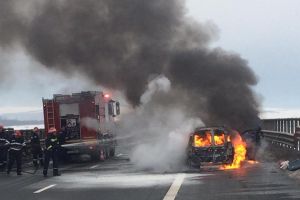 VIDEO FOTO Maşină în flăcări făcută scurm pe A1 între Orăştie şi Sebeş