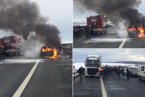 FOTO/ VIDEO: Un autoturism Dacia Logan a luat foc în mers, pe autostrada A1 Sebeş – Sibiu. Pasagerii au reuşit să se salveze
