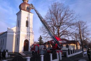 FOTO: Crucea de pe turla bisericii din Boloteşti înclinată de vânt