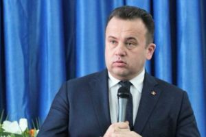 Liviu Pop despre profesorul de religie: “PRESUPUNERE FALSĂ, cazul e în anchetă”. Ministrul Educaţiei nu cedează, interzice telefoanele la ore   

