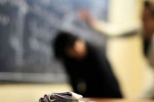 COPIL DAT cu CAPUL de BANCĂ! Elevul ABUZAT de ÎNVĂȚĂTOARE a reclamat-o la Poliţie