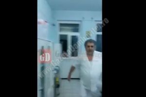 Un medic din Pucioasa l-a lovit pe un bărbat care îl filma în spital (VIDEO)