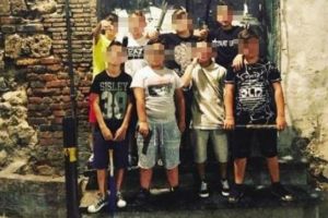 Pare o gluma insa nu este! O banda de copii terorizeaza orasul Napoli dupa ce si-au luat pistoale si sabii