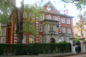 Ambasada Romaniei in Marea Britanie NU AJUTA o romanca expulzata ABUZIV din Scotia!