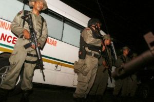 INDONEZIA nu iartă! Un CREȘTIN a fost BĂTUT cu ciomagul de musulmani pentru că vindea alcool