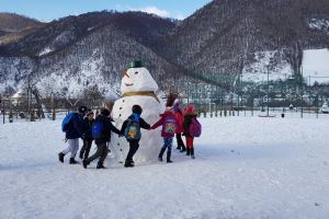 Iarna în imagini idilice: Om de zăpadă uriaş la Poiana Ilvei, lipiţani în contrast cu decorul