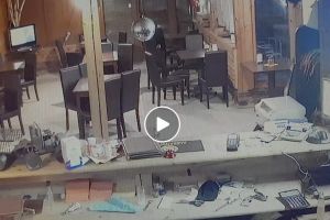 VIDEO/ Arădean FILMAT cum FURĂ ÎNCASĂRILE dintr-un RESTAURANT