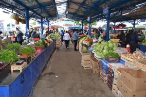 Primăria Bistriţa vrea reparaţii capitale în Piaţa Decebal şi teren pentru o nouă piaţă