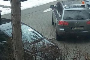 FOTO/ STIREA TA: Stradă blocată în Alba Iulia, după ce doi şoferi şi-au lăsat maşinile ”în drum”