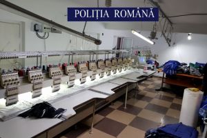 Fabrica de haine contrafacute, descoperita de politisti. Marfa era comercializata in mediul online