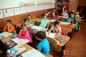 Elevii, părinţii şi profesorii pot face propuneri cu privire la calendarul anului şcolar ...