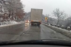 Soferii si masinile lor rezista din ce in ce mai greu gropilor din drumul care duce la autostrada