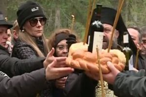 Parastas pe Vârful Petreasa din Apuseni, la 4 ani de la accidentul aviatic. Fosta soţie a pilotului Adrian Iovan şi Albert, fiul acestora, urcă din nou la locul tragediei