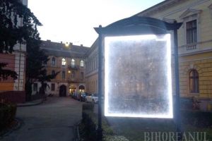 Lumină pentru nimic: Hărţile amplasate de Primărie prin oraş nu mai ghidează pe nimeni