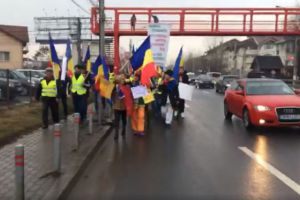 Cei 5 protestatari care au plecat pe jos din Cluj spre Capitală, huiduiţi în apropiere de Bucureşti