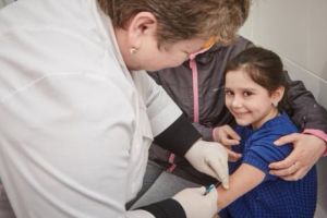 MAE recomandă vaccinarea anti-rujeolă înainte de a merge în UCRAINA, din cauza focarelor din POJAR. Boala a făcut deja 8 victime